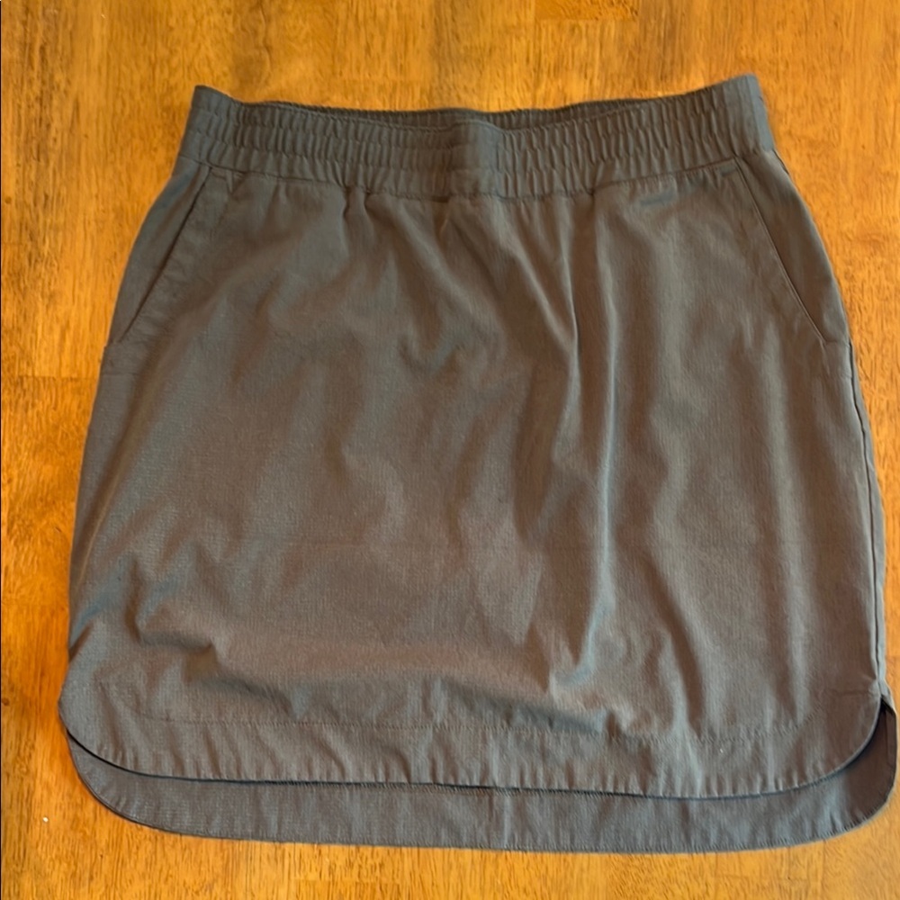 Duluth Trading skort w/attached shorts, pockets, Olive green Wm Size 12